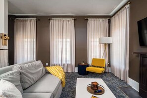 TV, offices - Queen Suite - Hancock House Louisville (Louisville)
