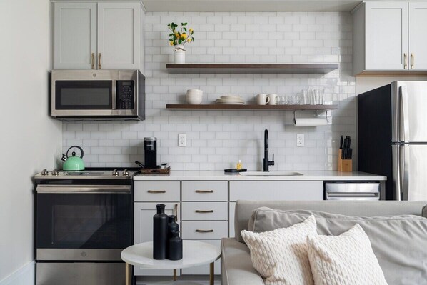 Refrigerador, microondas, horno, placa de cocina