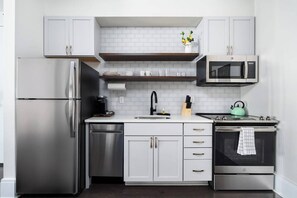 Refrigerador, microondas, horno, placa de cocina