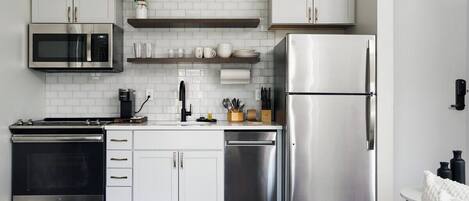 Réfrigérateur, micro-ondes, four, plaque de cuisson