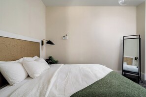 1 dormitori, escriptori, planxa i posts de planxar i wifi 