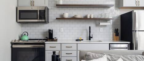 Refrigerador, microondas, horno, placa de cocina