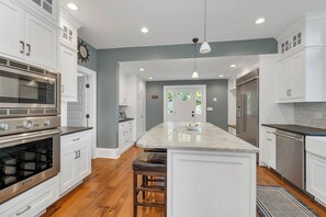 Microondas, horno, placa de cocina, lavavajillas