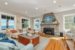 TV, fireplace - Lake Winnipesauke sleeps 9 with stunning sunset views (Alton Bay)