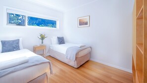 3 bedrooms, desk, iron/ironing board, travel cot - Buwarla House – pet friendly beach house (Currarong)