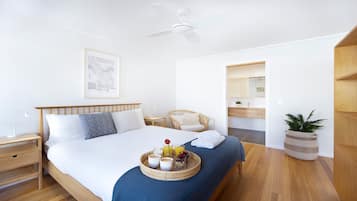 3 bedrooms, desk, iron/ironing board, travel crib