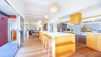 Fridge, oven, stovetop, dishwasher