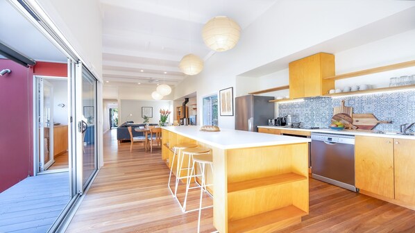 Kylskåp, ugn, spishäll och diskmaskin