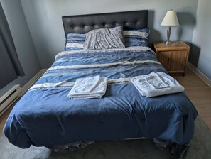 2 bedrooms, desk, iron/ironing board, WiFi - Charming 2-bedroom house in perfect location (Thunder Bay)