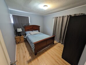 2 bedrooms, desk, iron/ironing board, WiFi