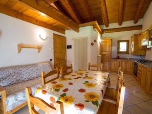 Kühlschrank, Ofen, Geschirrspüler, Hochstuhl