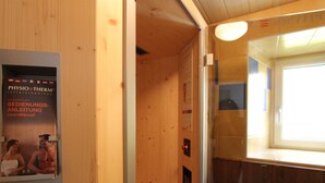 Un interior de madera con un cartel en la pared, una ventana y una puerta.