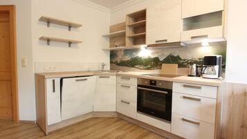 Classic-Apartment, 3 Schlafzimmer | Eigene Küche | Kühlschrank, Ofen, Geschirrspüler, Wasserkocher mit Kaffee-/Teezubehör