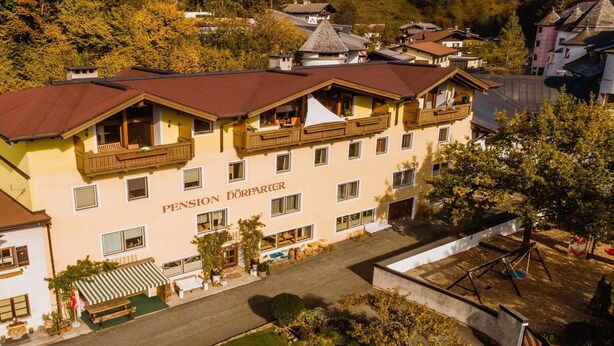 Un edificio de varios pisos con un cartel que dice 'Pension Hörfater' en la fachada.