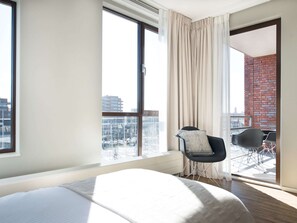 5 habitaciones, muebles diferentes y ropa de cama