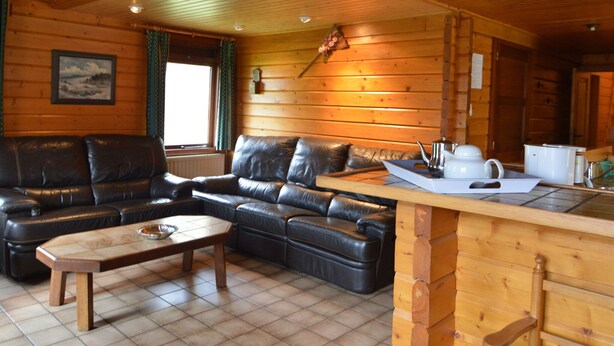 Living area - Comfortable Chalet in Ovifat Near Ski Lift (Waimes)