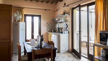 Classic Apartment, 2 Bedrooms | Dining