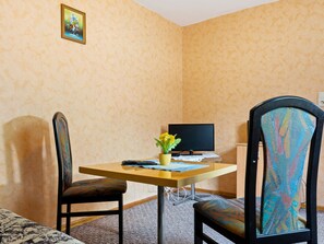 Comfort Apartment, 1 Bedroom | Dining