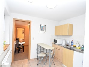 Classic-Apartment, 1 Schlafzimmer | Eigene Küche | Kühlschrank, Mikrowelle, Ofen, Wasserkocher mit Kaffee-/Teezubehör