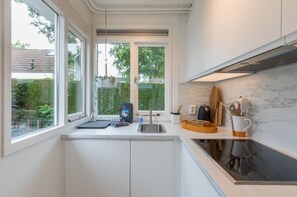 Casa Confort, 2 habitaciones | Cocina privada | Frigorífico, microondas, lavavajillas y cafetera o tetera