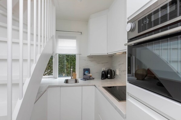 ثلاجة، ميكروويف، غسالة أطباق، ماكينة لصنع القهوة/الشاي