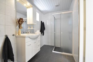 Comfort House, 3 Bedrooms | Bathroom | Shower