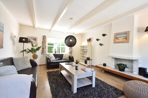 DVD player - Cozy Holiday Home in Zonnemaire Near Lakebeach (Zonnemaire)