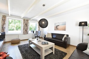 DVD player - Cozy Holiday Home in Zonnemaire Near Lakebeach (Zonnemaire)