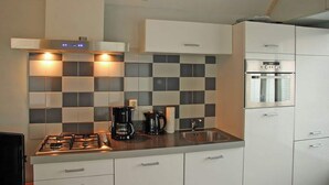 Private kitchen - Holiday Home in Egmond aan zee With Fenced Garden (Egmond aan Zee)