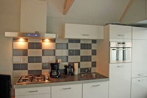 Comfort-talo, 2 makuuhuonetta | Yksityinen keittiö | Jääkaappi, mikroaaltouuni, astianpesukone, kahvin-/teenkeitin