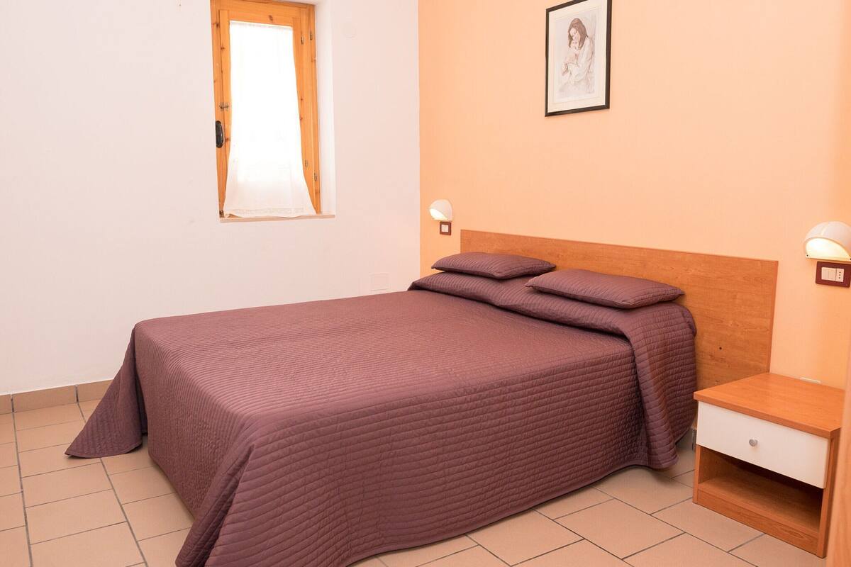 5 bedrooms, iron/ironing board, bed sheets