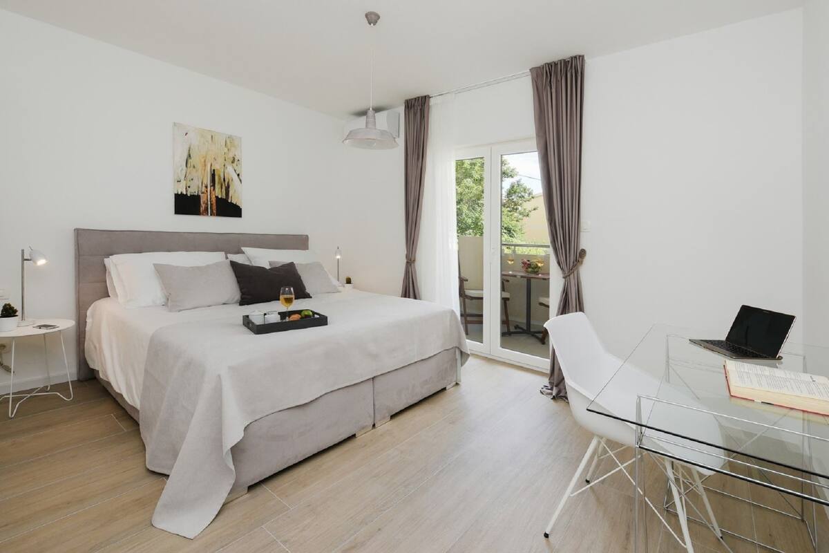 8 habitaciones y ropa de cama