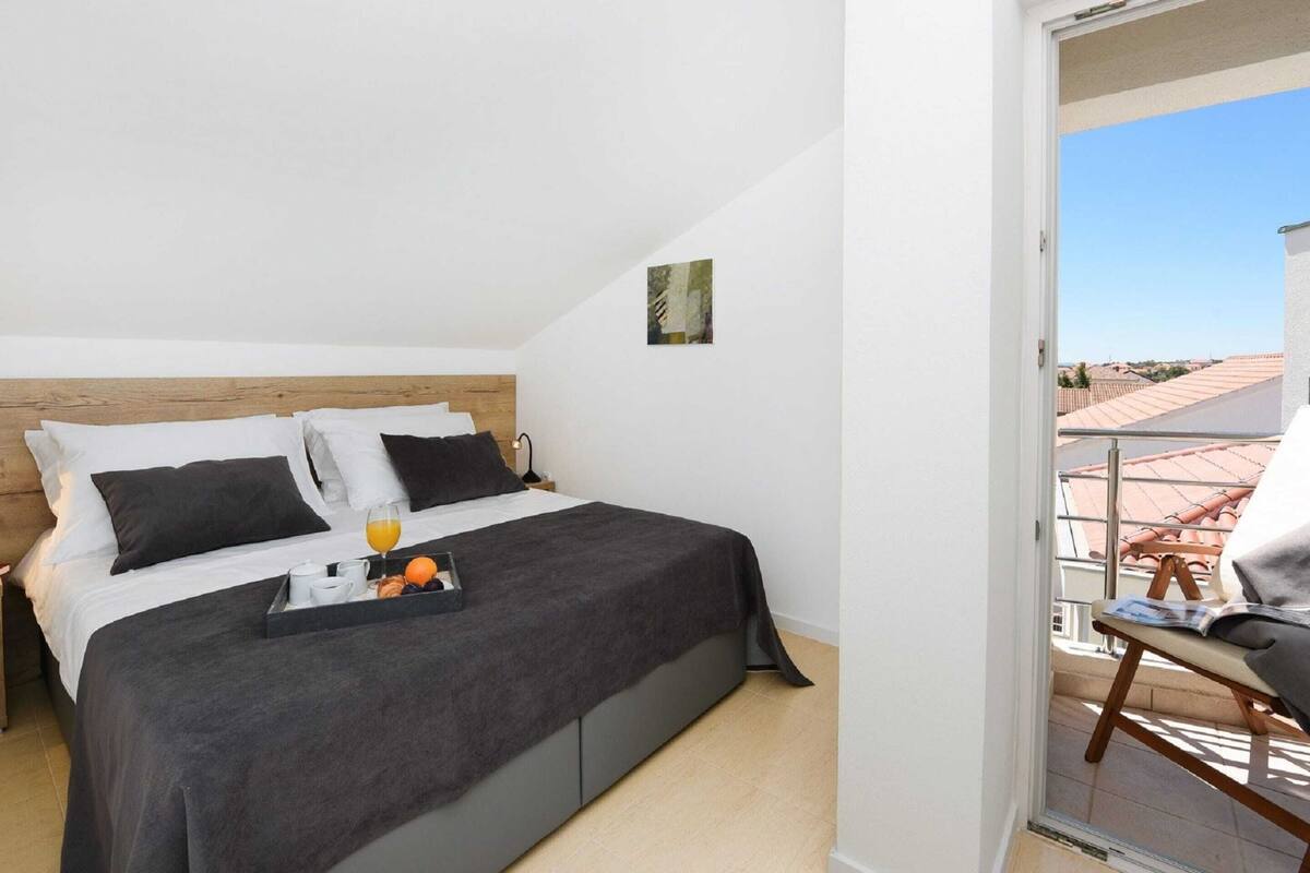 8 habitaciones y ropa de cama