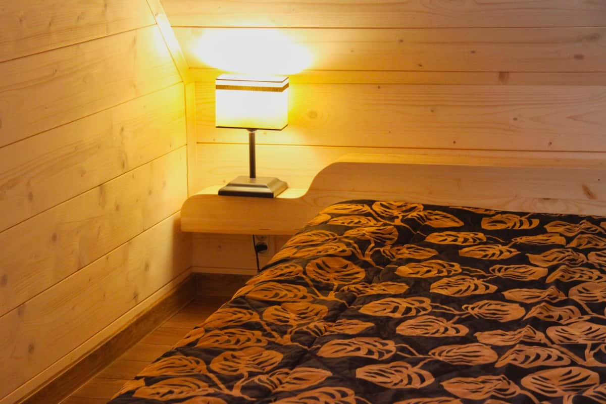 6 habitaciones, muebles diferentes y ropa de cama