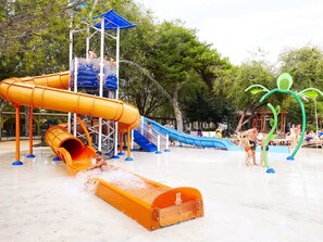 Children's area - Modern Chalet With AC Just Steps Away From the Sandy Beach (Tarragona)