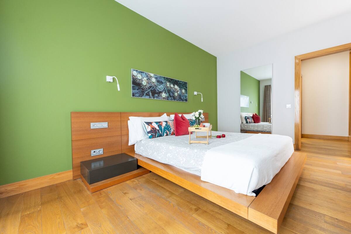 6 bedrooms, individually furnished, bed sheets