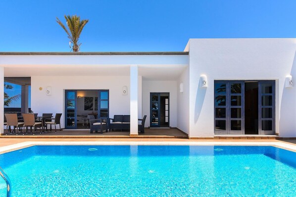 Indoor pool, outdoor pool - Beautiful Holiday Home in Playa Blanca With Pool (Yaiza)