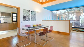 Coffee/tea maker, fridge, microwave, oven - Beautiful Holiday Home in Playa Blanca With Pool (Yaiza)