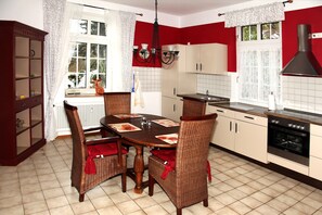 Private kitchen - Relaxa at a Luxurious Villa in Bad Pyrmont (Bad Pyrmont)
