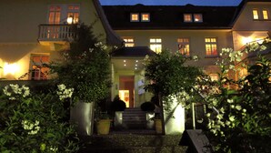 A two-story building with a balcony on the upper floor. - Relaxa at a Luxurious Villa in Bad Pyrmont (Bad Pyrmont)