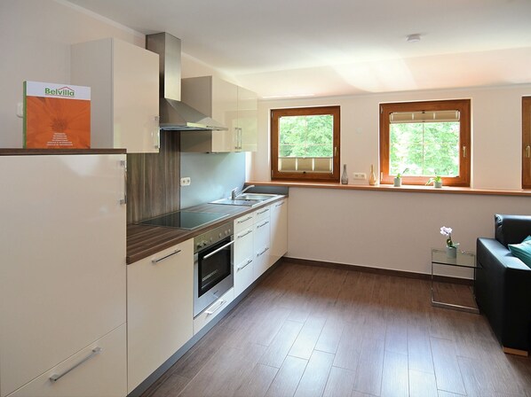 Fridge, microwave, oven, dishwasher - Modern Apartment in Eslarn With Lake Near (Eslarn)