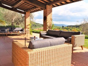 Deluxe House, 6 Bedrooms | Balcony - Beautiful Villa in San Giovanni del Pantano With Pool (Perugia)