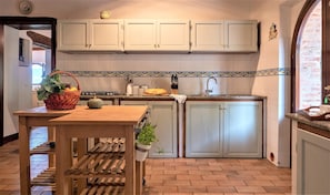 Casa clássico, 6 quartos | Cozinha privada | Geladeira, micro-ondas, fogão, lava-louças