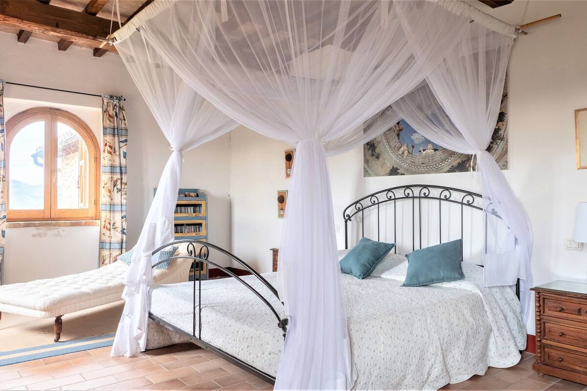 18 habitaciones, muebles diferentes y tabla de planchar con plancha