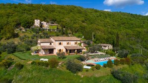 A hillside villa with a swimming pool, terraced gardens, and a view of the surrounding forest. - Beautiful Villa in San Giovanni del Pantano With Pool (Perugia)