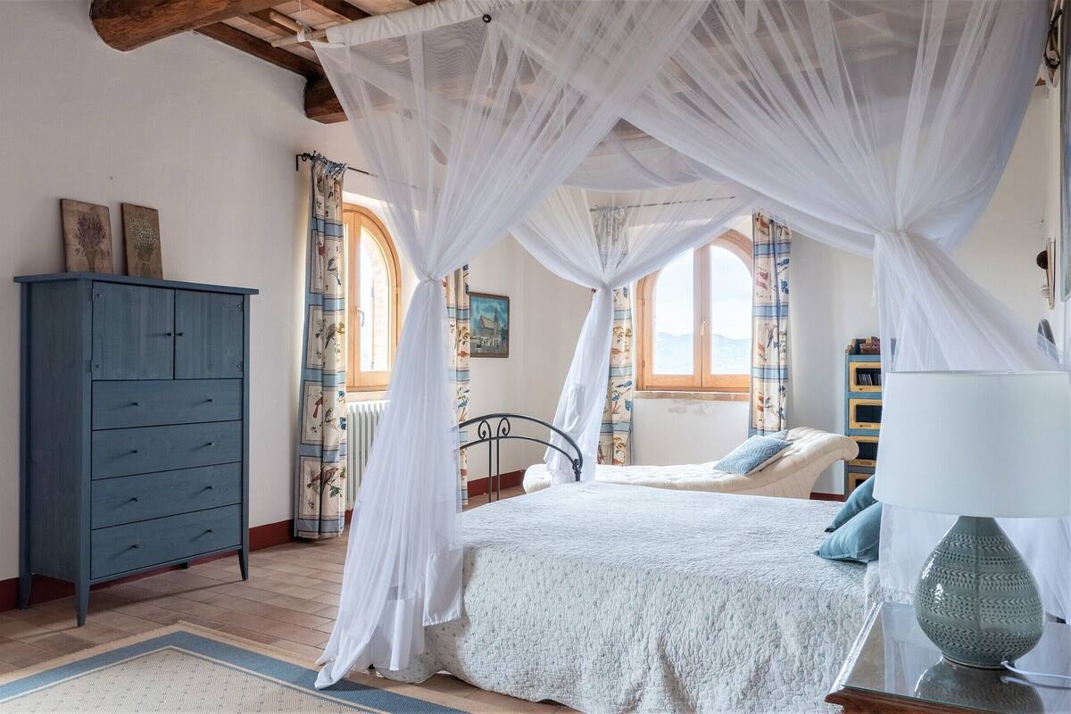 18 habitaciones, muebles diferentes y tabla de planchar con plancha