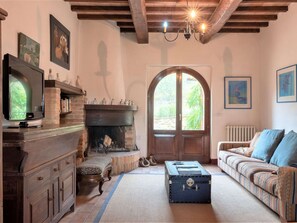 Deluxe House, 6 Bedrooms | Living room