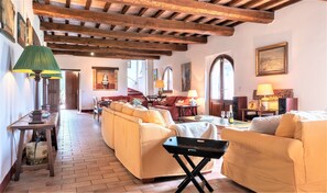 Classic House, 6 Bedrooms | Living room | Fireplace - Beautiful Villa in San Giovanni del Pantano With Pool (Perugia)