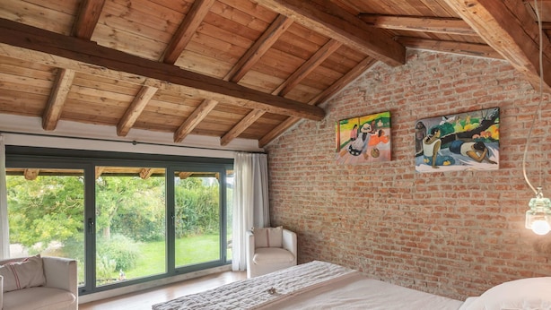 4 quartos, individualmente mobiliados, roupa de cama