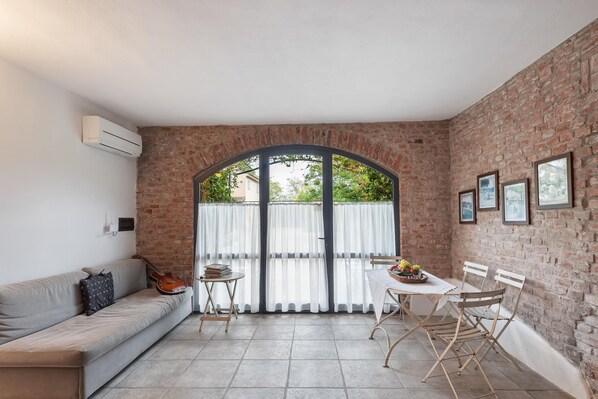 Living room - Quaint Mansion in Stagno Lombardo With Garden (Stagno Lombardo)